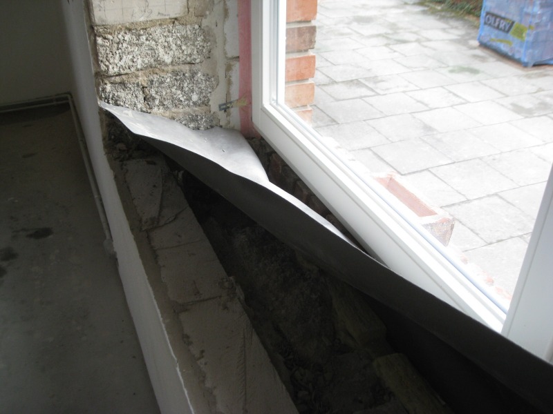 Dichtungsfolie im Wohnk&uuml;chenfenster