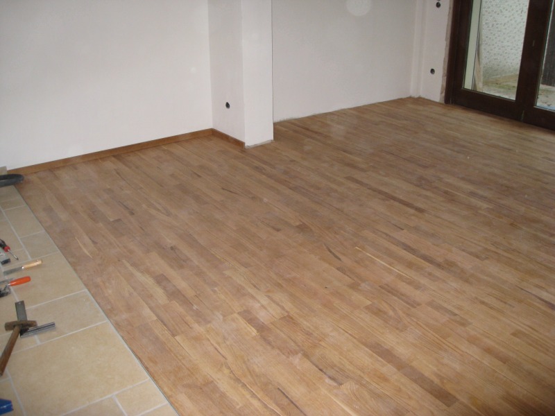 fertiges Parkett mit einer Fussleiste