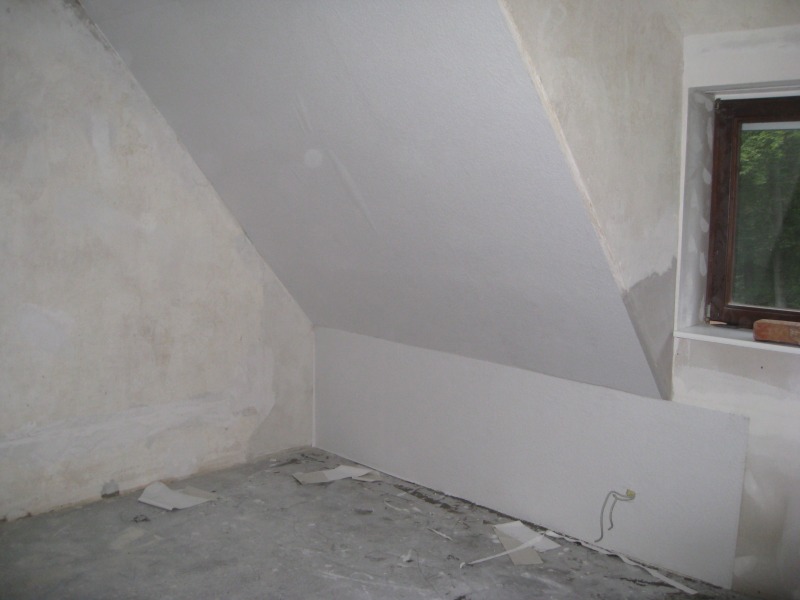 Tapete und Fensterbretter im Schlafzimmer